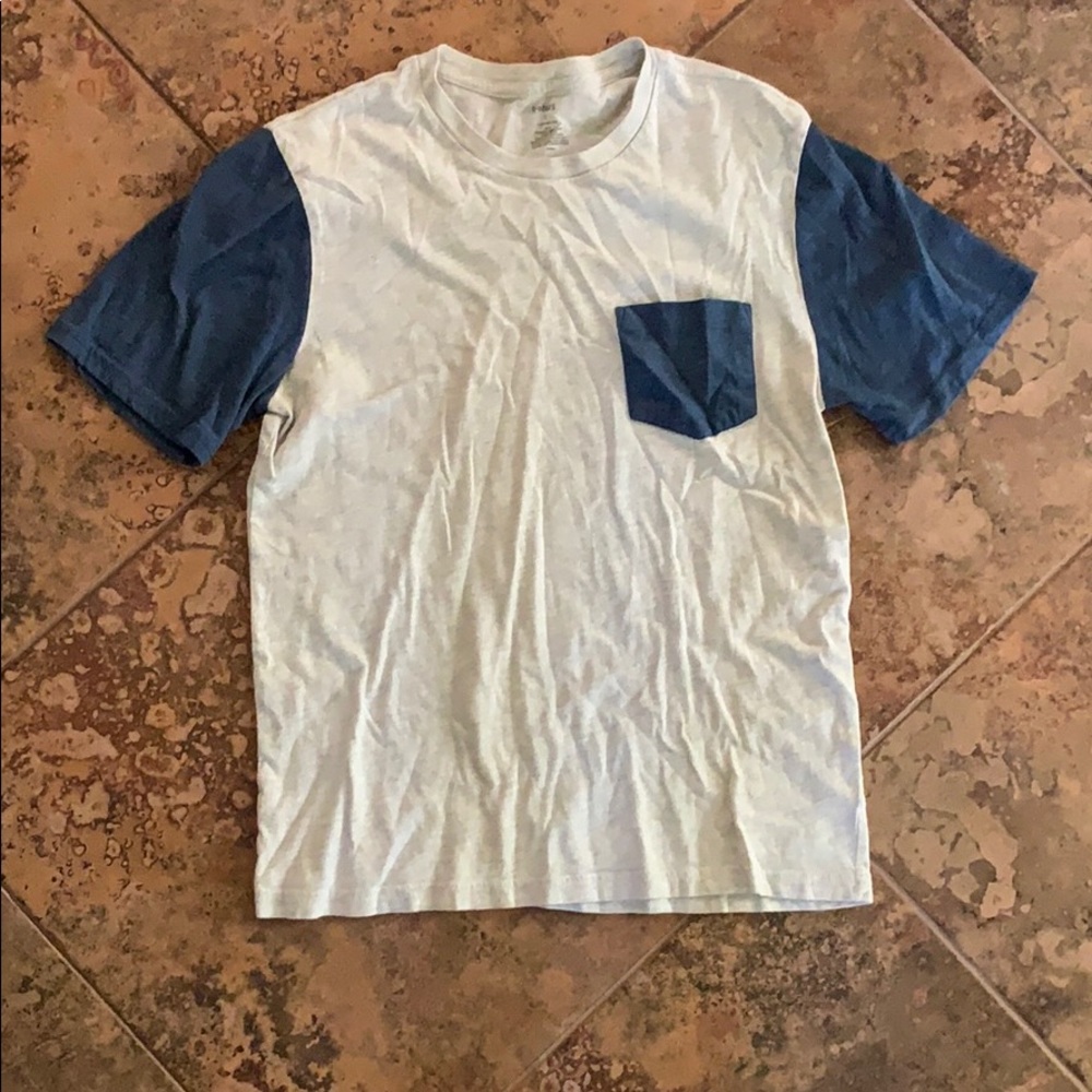 Grey t-shirt with dark blue pocket